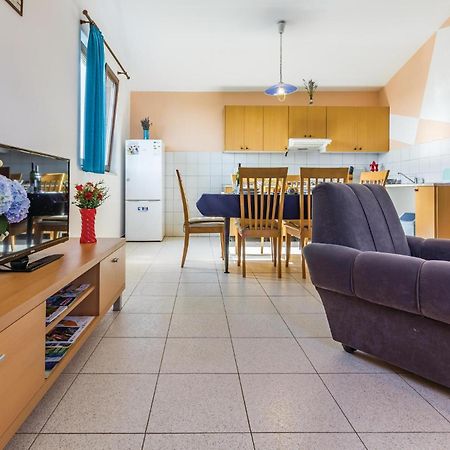 2 Bedroom Awesome Apartment In Vinkuran Buitenkant foto