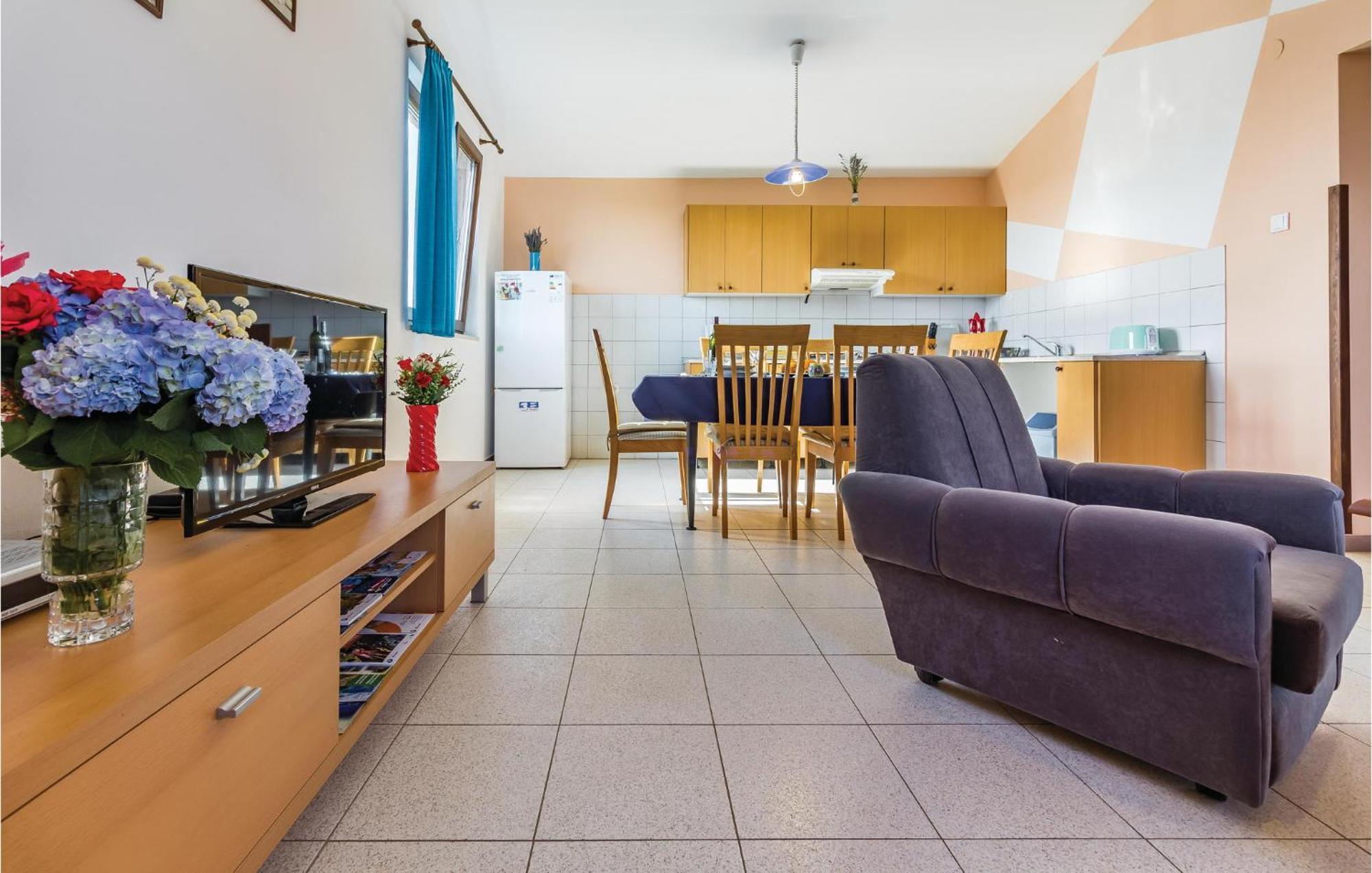 2 Bedroom Awesome Apartment In Vinkuran Buitenkant foto