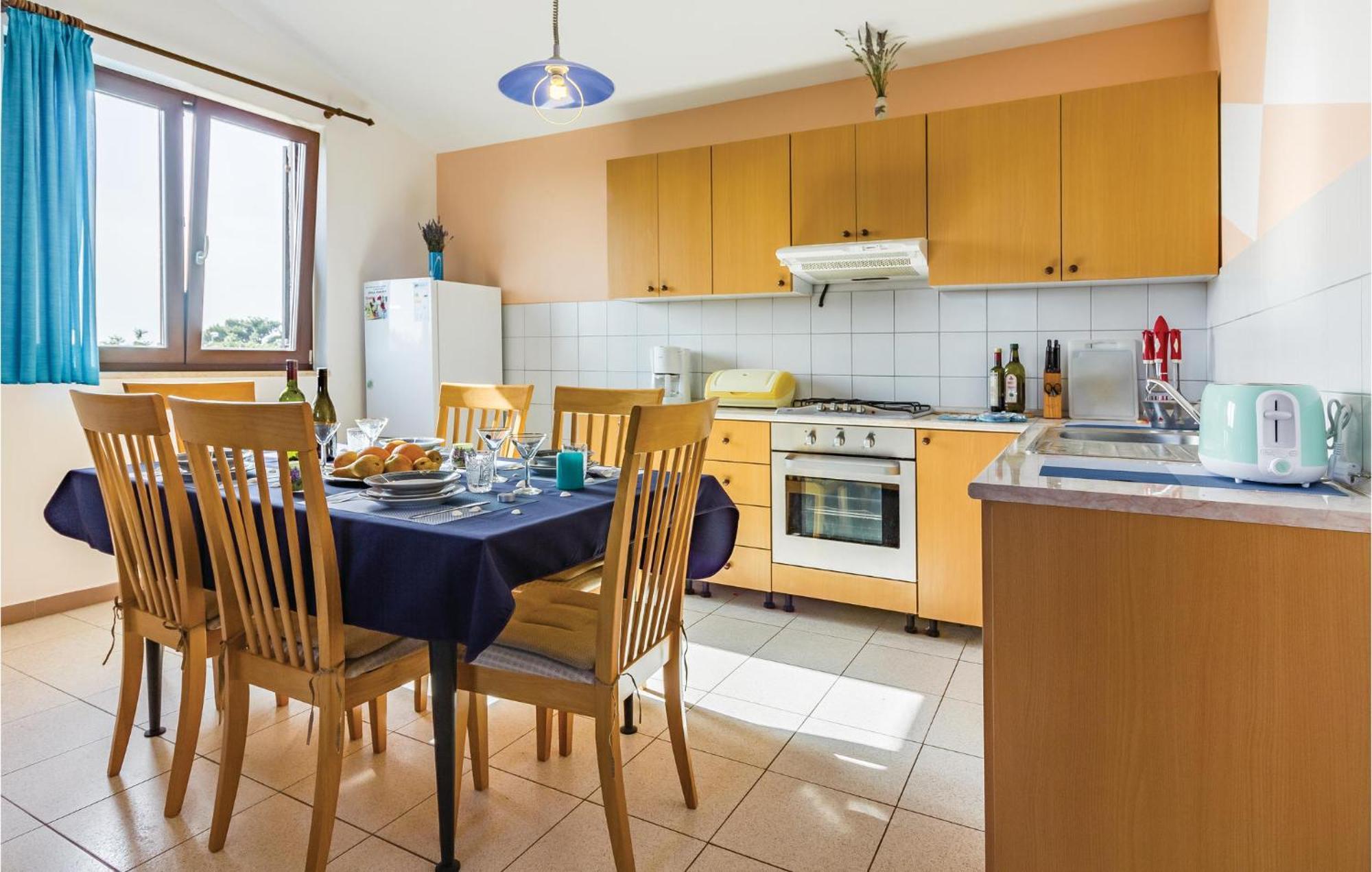 2 Bedroom Awesome Apartment In Vinkuran Buitenkant foto