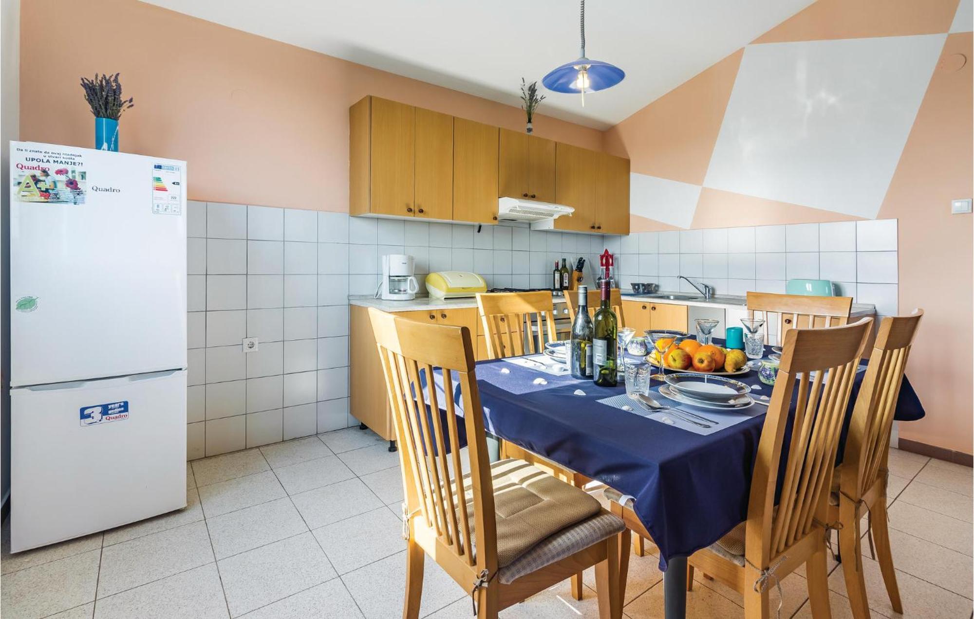 2 Bedroom Awesome Apartment In Vinkuran Buitenkant foto