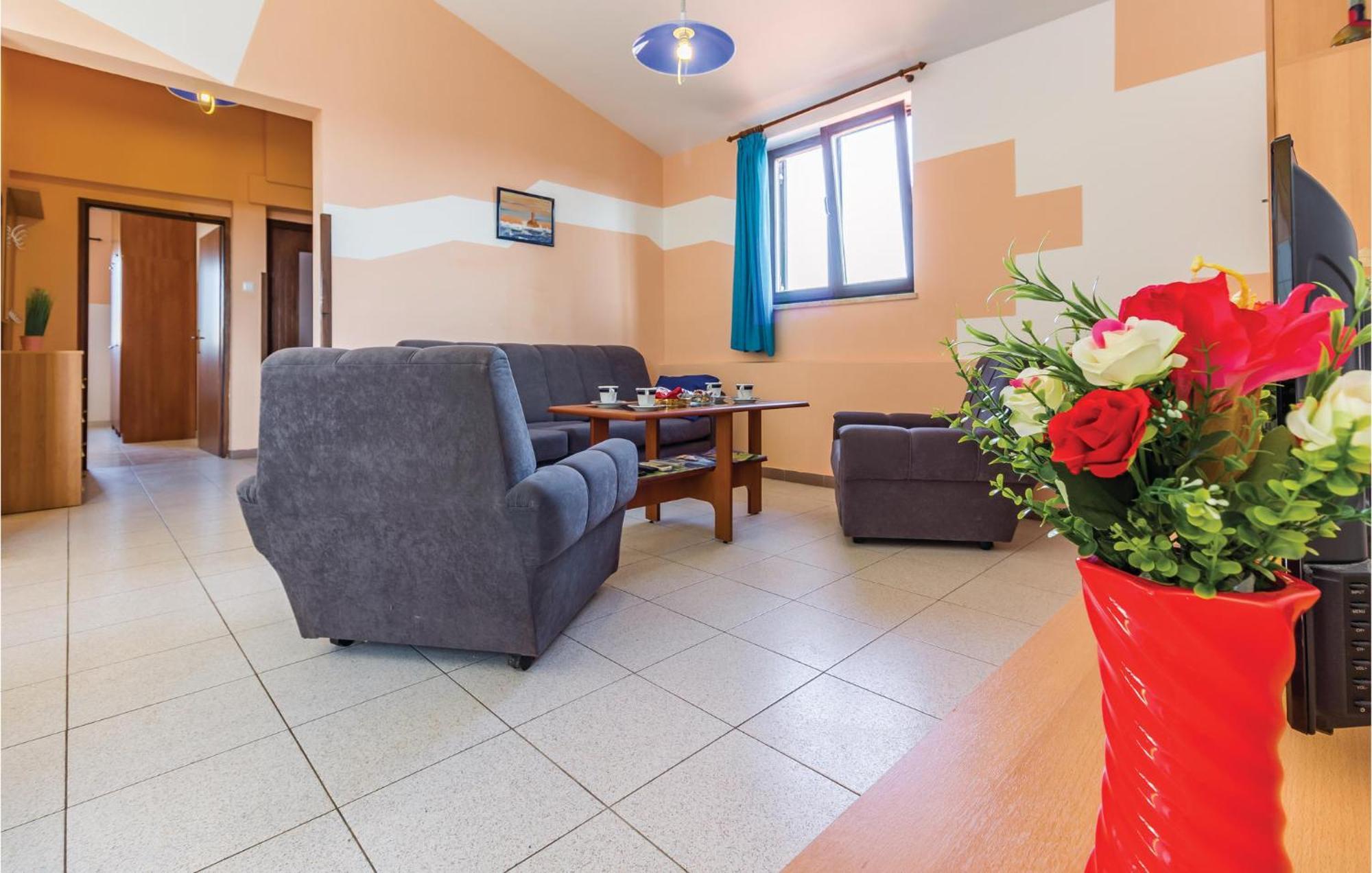 2 Bedroom Awesome Apartment In Vinkuran Buitenkant foto