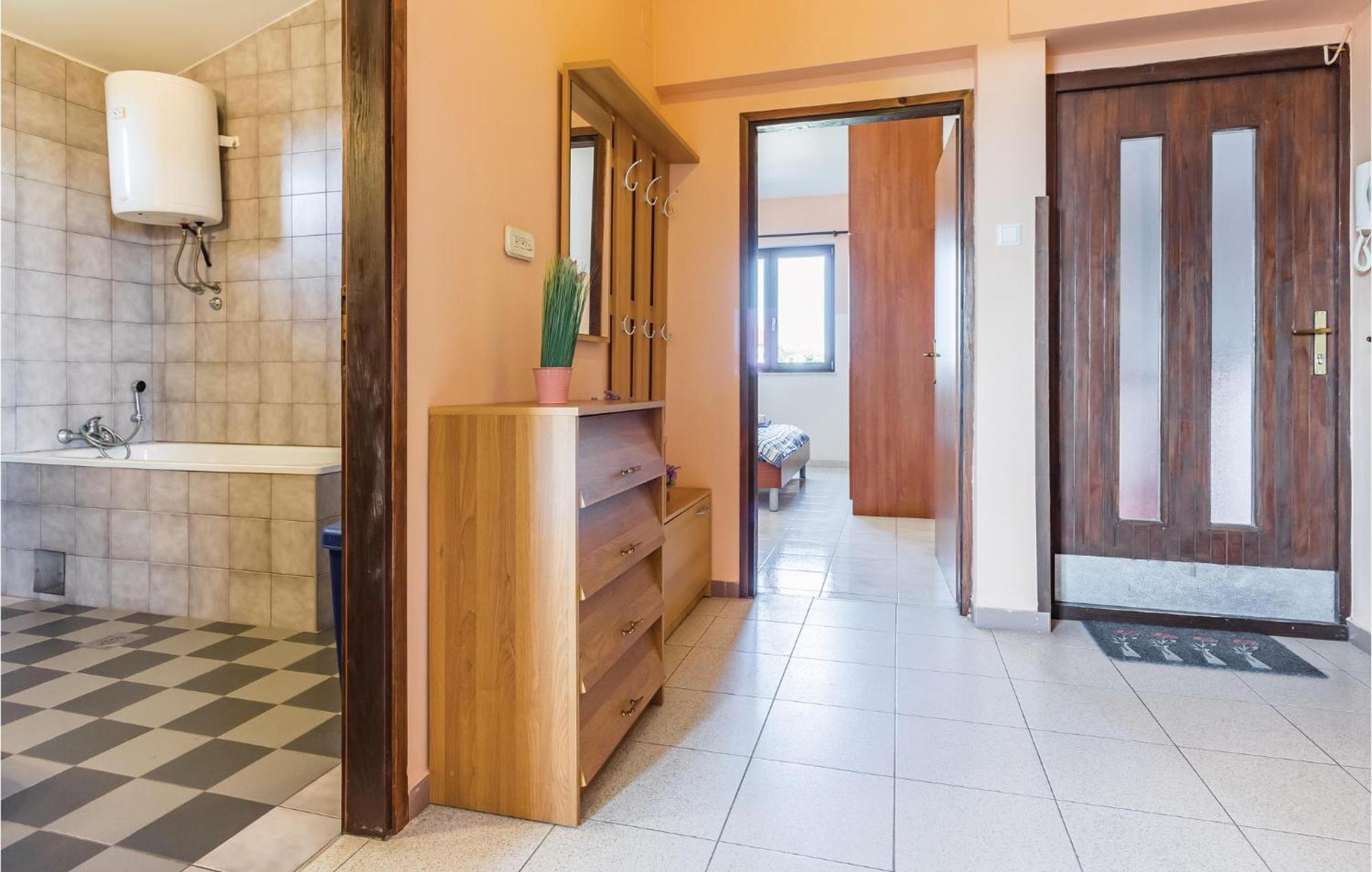 2 Bedroom Awesome Apartment In Vinkuran Buitenkant foto
